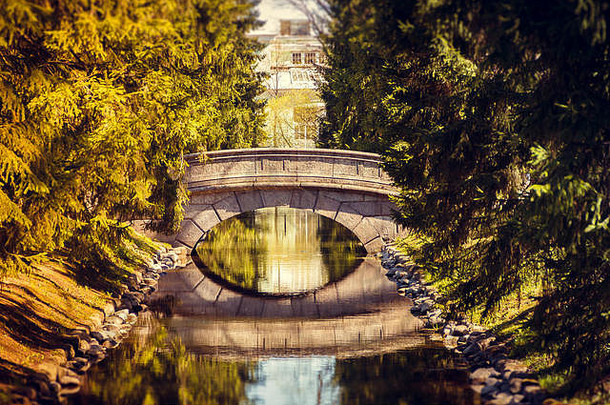 春天公园里的桥。俄罗斯的桥梁。俄罗斯公园。老桥。过河