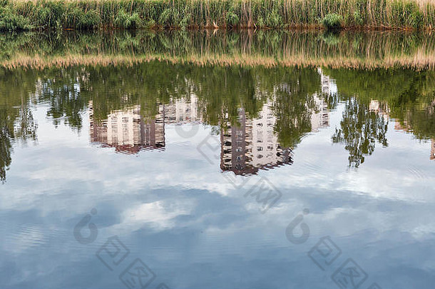 德国柏林公园湖现代城市住宅建筑。水中的倒影