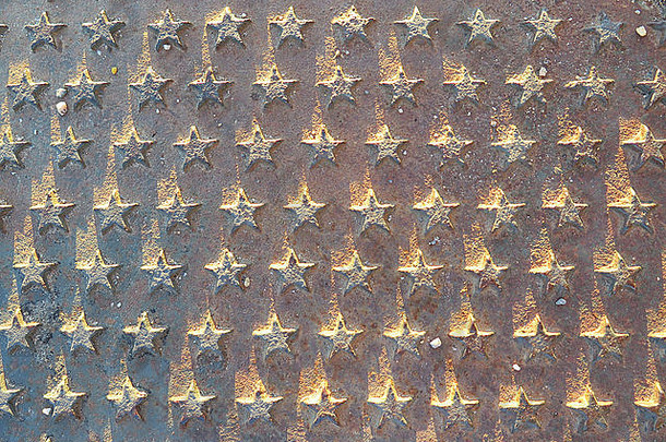 安达卢西亚阿洛拉街人孔盖上铸铁星星的特写镜头