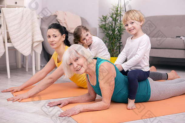 快乐的祖母和她的家人一起锻炼