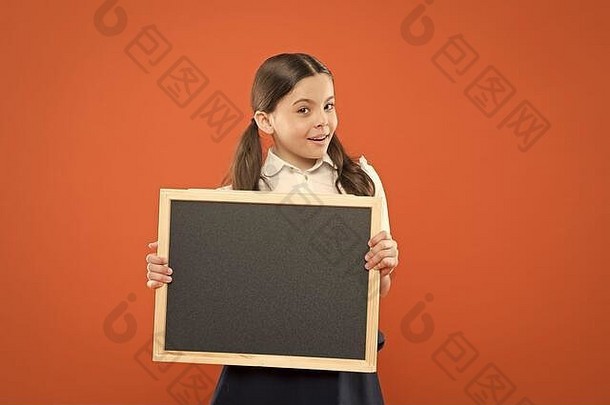 任务列表。写家庭作业。回到学校。<strong>教师节</strong>快乐。9月1日。小女孩展示公告。带着黑板的快乐的小女孩。用于复印空间的黑板。信息