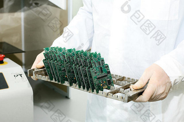 技术员电脑电路董事会芯片备用部分组件电脑设备生产电子产品维护概念高技术