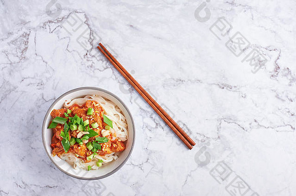 山面条筷子白色大理石桌面缅甸厨房传统的菜缅甸食物大米面条猪肉Tomatos亚洲菜