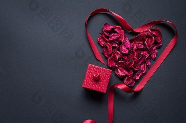 红色的花瓣丝绸丝带形状的形状心红色的礼物盒子黑色的背景祝贺你概念