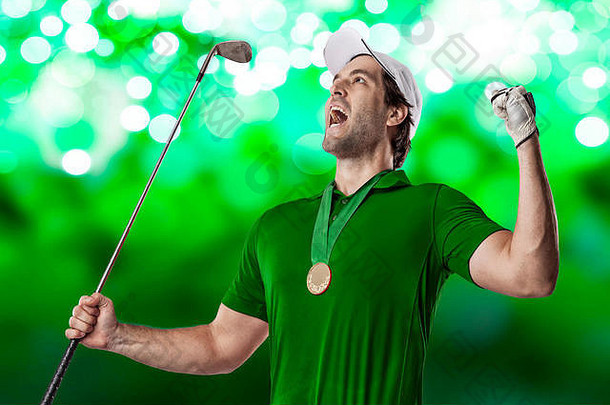 身穿绿色球衣的高尔夫运动员在绿色灯光背景下庆祝金牌。