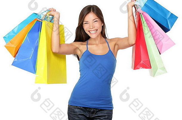 在白色背景下的购物狂欢中，美丽快乐的年轻女子头顶举着购物袋