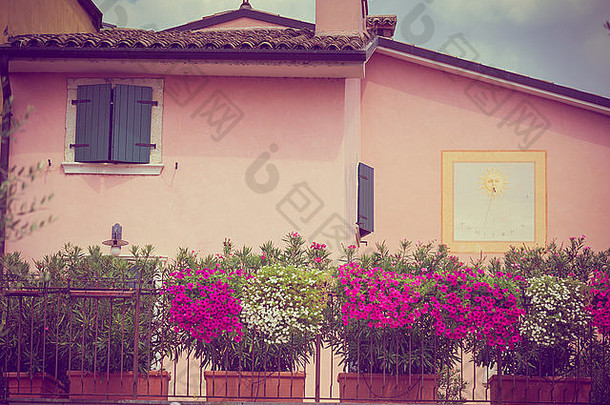 意大利巴多利诺的意大利建筑片段，色调照片。关注窗户和<strong>太阳</strong>钟