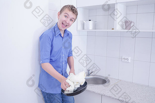 一个可爱的少年独自在白色厨房<strong>洗</strong>碗
