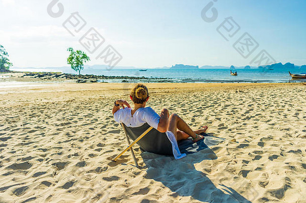 在<strong>泰国</strong>的热带海滩上，一名女子在横渡中享受假期