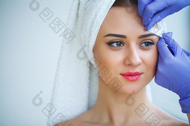 皮肤护理。经验丰富的美容师拔眉毛