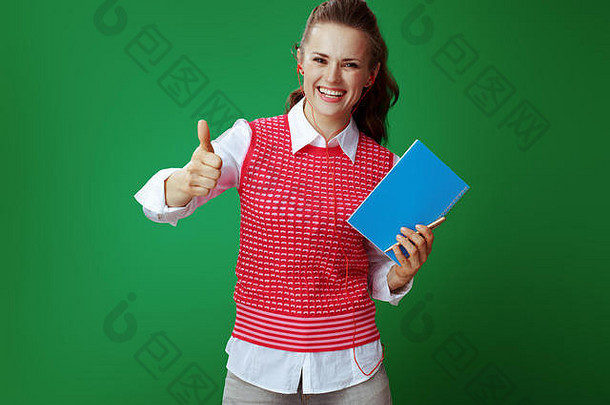 快乐现代学生灰色牛仔裤粉红色的无袖衬衫耳机蓝色的笔记本金笔显示拇指绿色后台支持