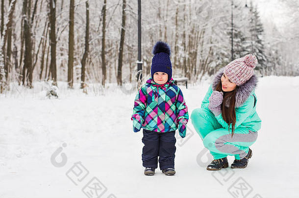 母亲和孩子在户外享受美丽的冬日
