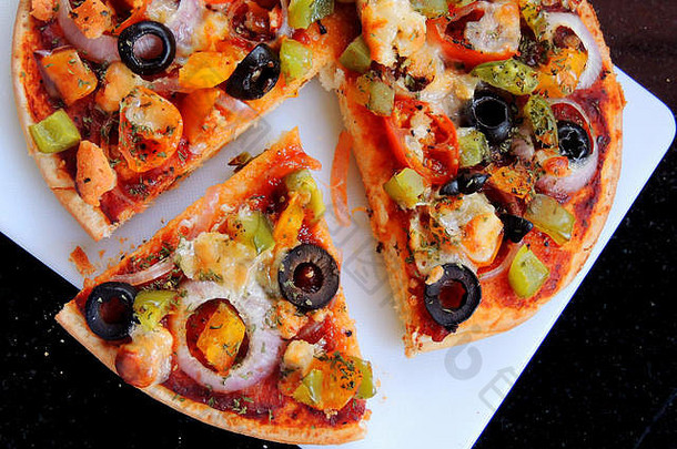 热大意大利辣香肠披萨美味的披萨作文融化奶酪培根西红柿他红辣椒蒸汽烟黑色的背景