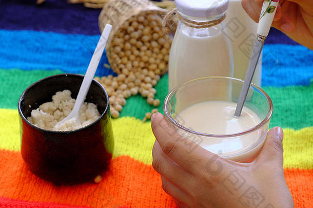 自制的豆浆早餐喝大豆牛奶大豆色彩斑斓的背景饮料丰富的ω蛋白质纤维美味的营养