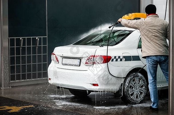 一名男子站在室外高压水下清洗车车顶形象