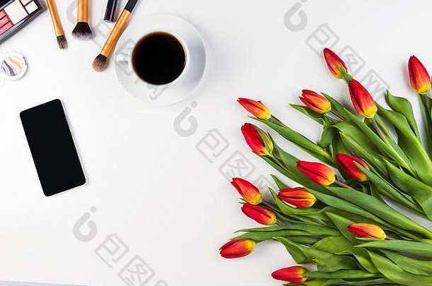 创意背景，白色背景上有化妆<strong>刷</strong>、<strong>手机</strong>、咖啡杯和鲜花