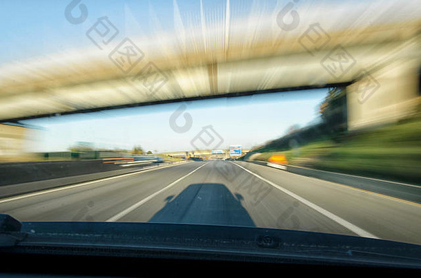 汽车在高速公路上开得太快了