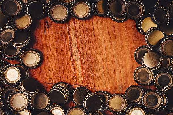 啤酒瓶盖在橡木木板上形成框架，作为空间。