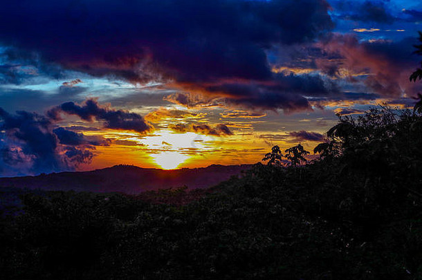 美丽的色彩斑斓的日落热带热带雨林科斯塔黎加