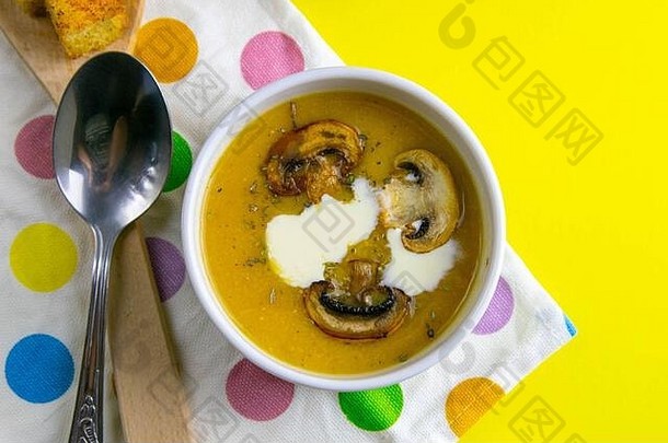 (2008年)汤油炸面包丁蘑菇彩色的毛巾站黄色的表格
