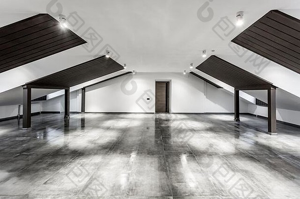 空的无家具阁楼曼室内，带有木柱和屋顶层的湿混凝土地板，颜色为黑色和白色