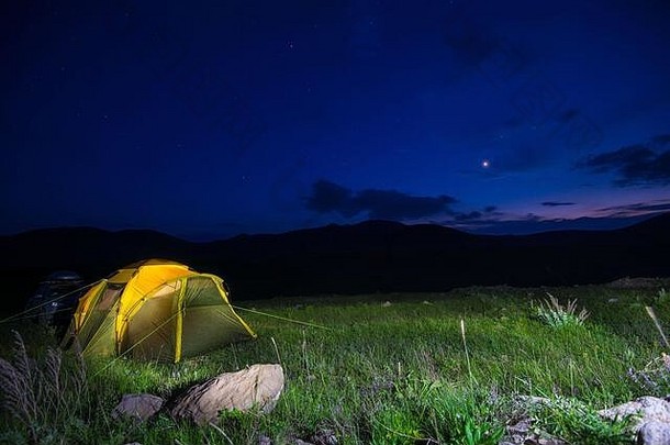 大帐篷场星星晚上摄影旅游概念旅行