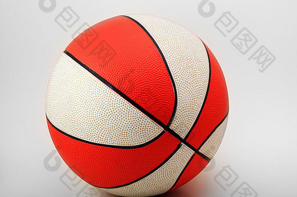 橙色和白色橡胶篮球。