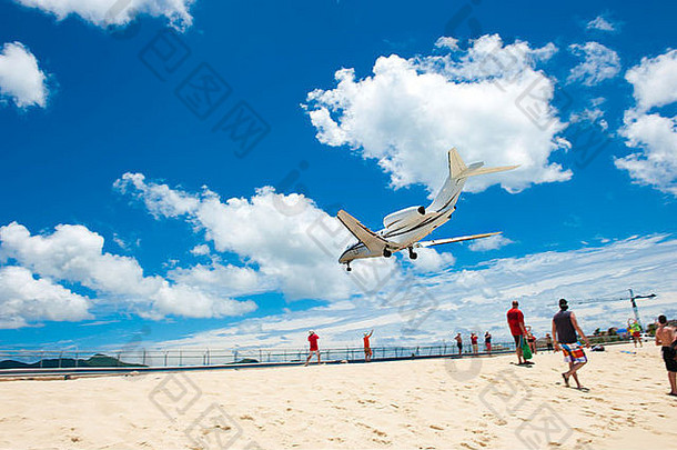 一架大型飞机降落在一个偏僻的岛上度假。