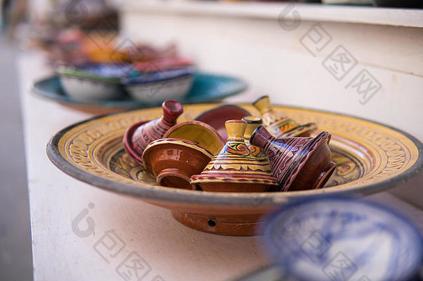 摩洛哥Essaouira的一家商店出售彩色菜肴和塔吉恩纪念品