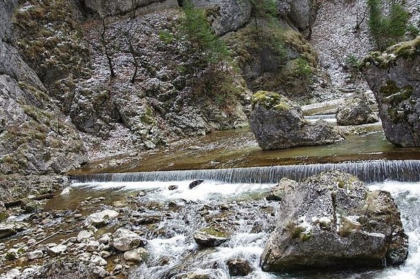 山河上有岩石的水