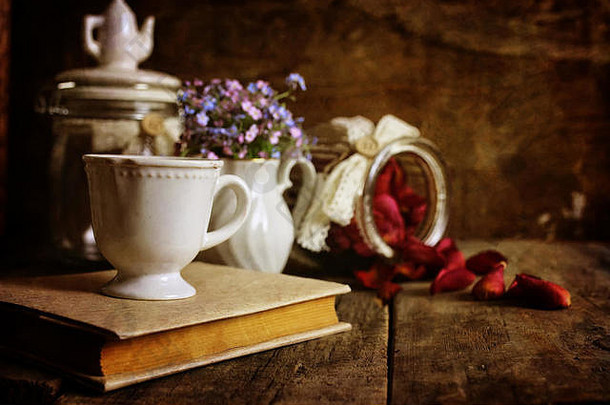 复古的效果照片古董茶玫瑰干花瓣