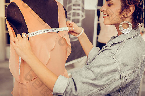 微笑女裁缝测量胸部衣服