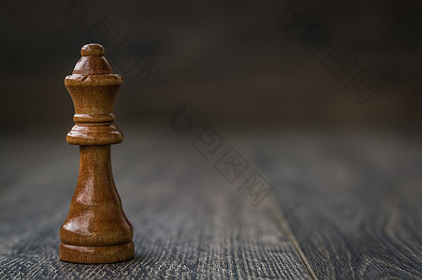 黑皇后，棕色木桌上的棋子和背景