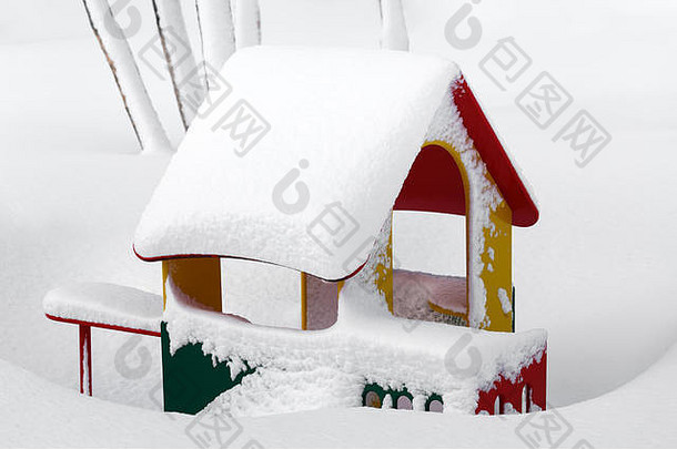 幼儿园的红黄绿色小房子，供孩子们在雪后的冬季景观中玩耍。俄罗斯远东、堪察加半岛、Petrop