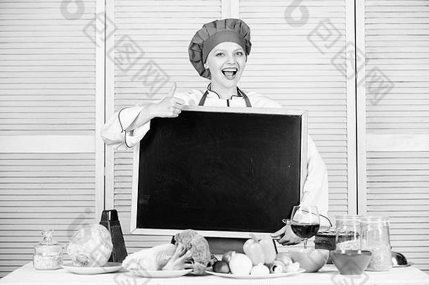 给她喜欢的。厨师大师用空黑板竖起大拇指。厨师长在烹饪学校任教。烹饪学校的<strong>硕士班</strong>。烹饪课上的美女，空间。