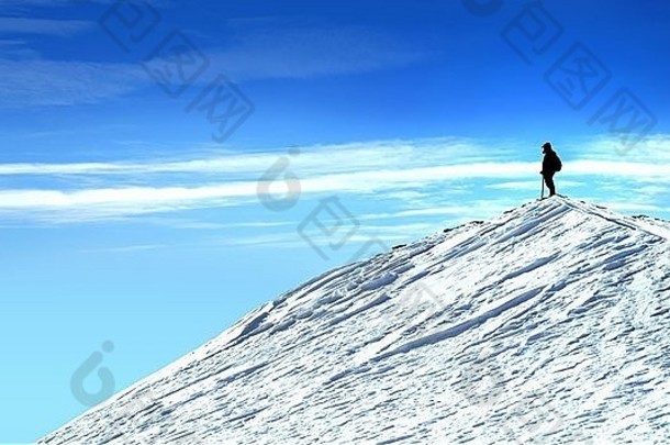 登山者前山考虑自然男人。山前雪蓝色的天空