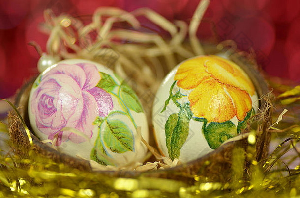 用<strong>剪纸</strong>技术在bokeh背景上制作的花朵装饰的复活节彩蛋