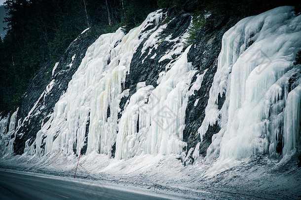 在挪威的冬天，一条美丽的冰冻冰柱沿着道路延伸