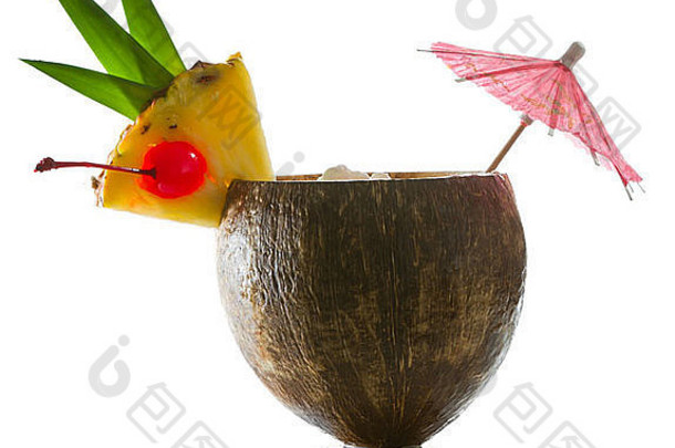 一款热带椰子饮料的特写镜头，点缀着菠萝片、树叶和樱桃