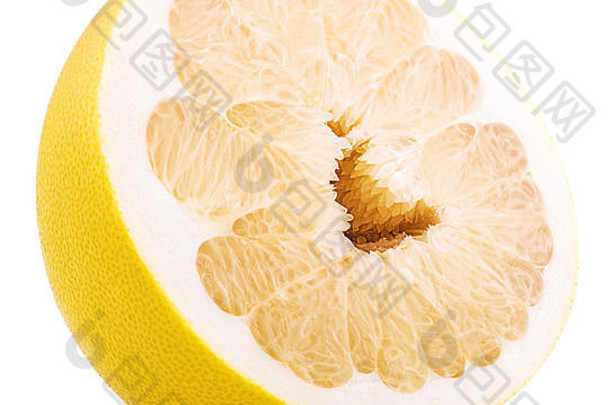 将帕梅拉柑橘果实切成两半，在白色背景上隔离。剪辑路径。