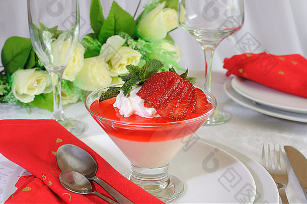甜点酸奶草莓果冻生奶油草莓
