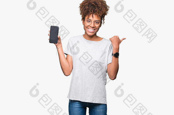年轻的非洲美国女人显示智能手机<strong>屏幕</strong>孤立的背景指出显示拇指一边快乐脸微笑