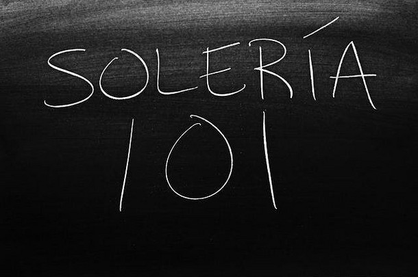 黑板上用粉笔写的单词Solería 101