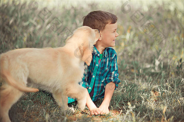 可爱的英俊的男孩青少年蓝色的眼睛玩户外令人惊异的白色粉红色的拉布拉多寻回犬小狗享受夏天阳光明媚的一天假期周末完整的