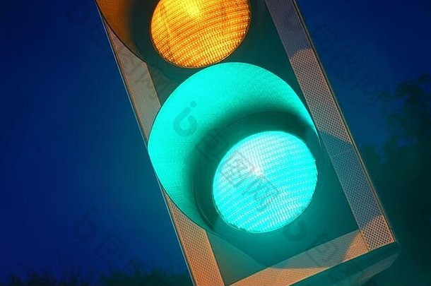 英国曙光大道上的绿色交通灯