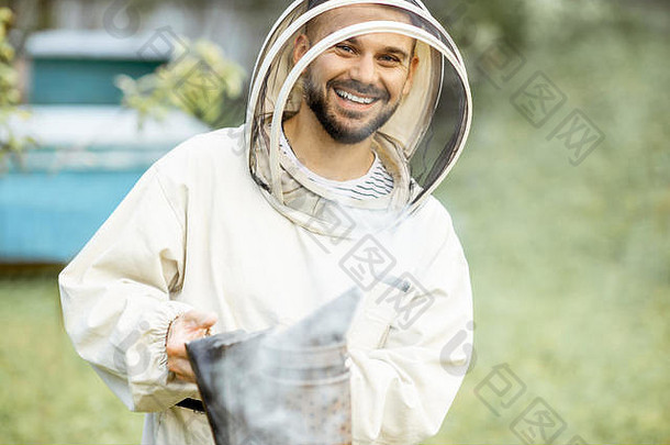 肖像快乐的养蜂人保护统一的蜜蜂吸烟者养蜂场