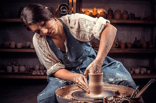 迷人的专业波特使陶器雕塑家湿粘土轮手工