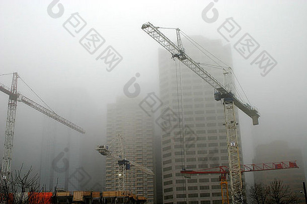 雾天；市中心的建筑起重机