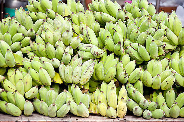 市场上出售的绿色香蕉