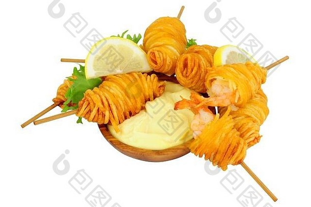马铃薯串螺旋包装的大虾放在木串上，一小碗蛋黄酱隔离在白色背景上